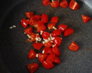 Tomaten und Knoblauch werden gebraten
