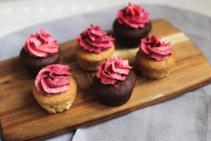 Vegane Cupcakes mit Buttercreme aus Himbeeren und Blaubeeren