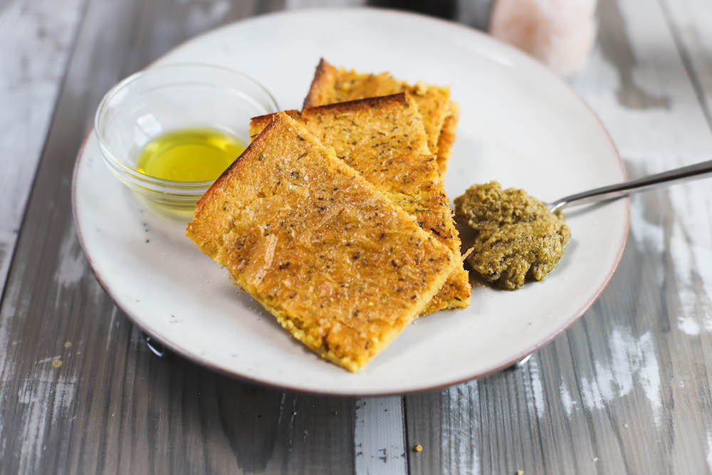 veganes Brot aus Kichererbsenmehl mit Olivenpaste
