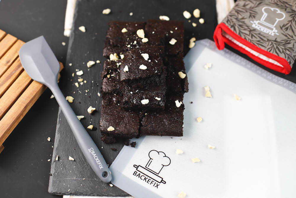 fertige vegane Brownies auf Backmatte