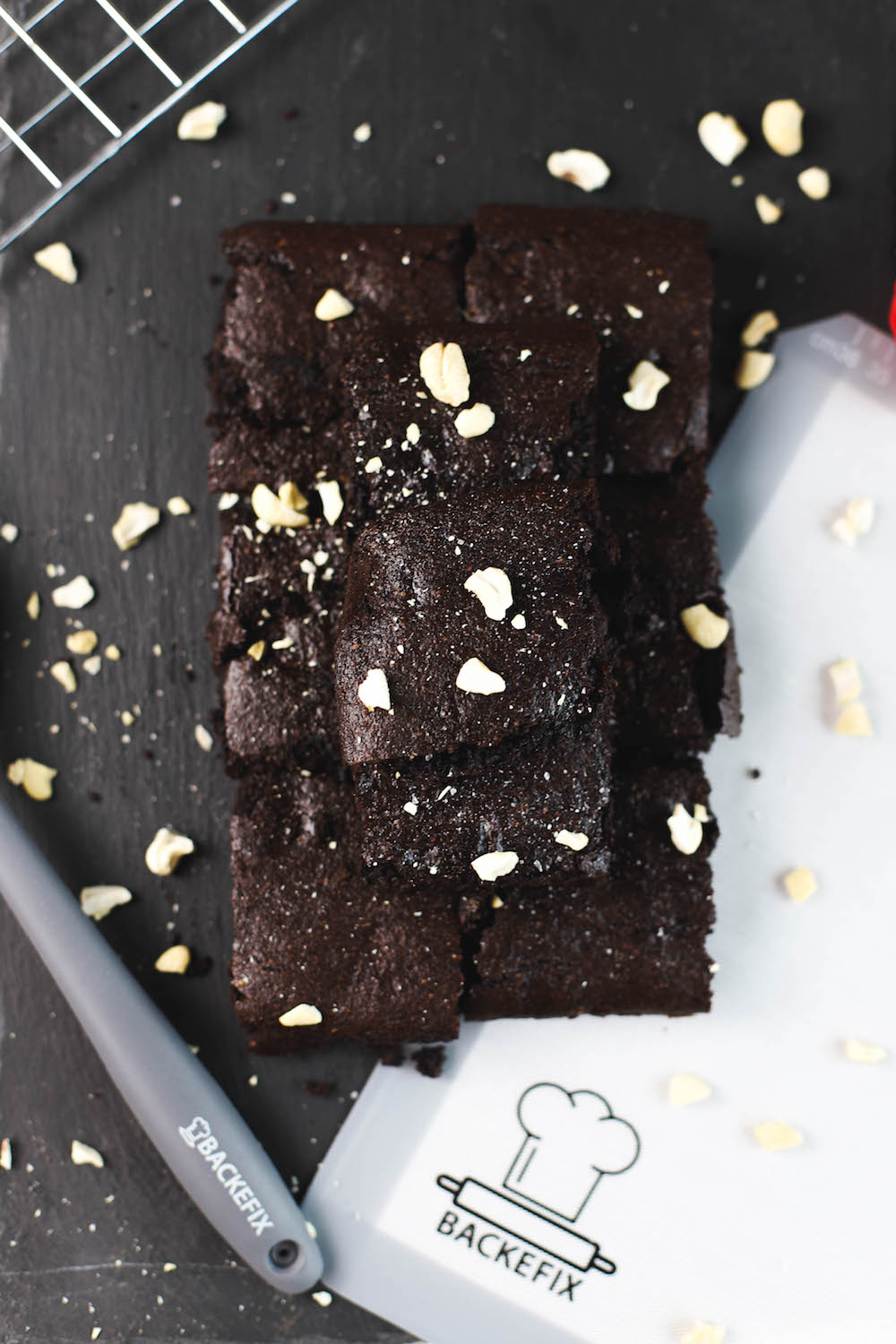 fertige vegane Brownies auf Backmatte