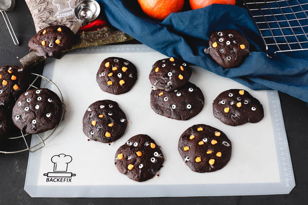 Vegane Schoko Cookies mit Halloween Dekoration auf Backmatte von Backefix